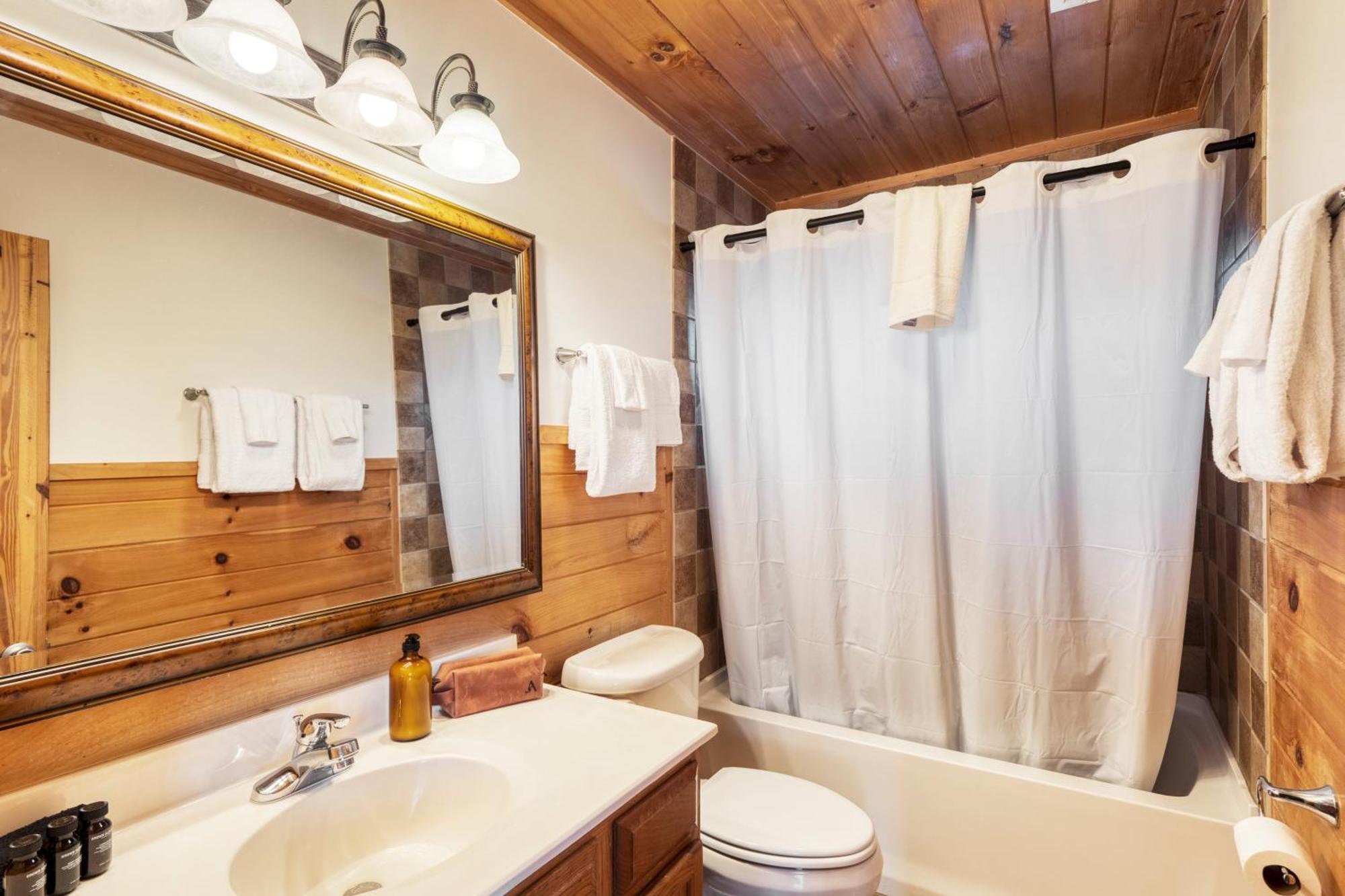 Chestnut By Avantstay Mountain Cabin W Treetop Views Hot Tub Game Room แกตลิงเบิร์ก ภายนอก รูปภาพ
