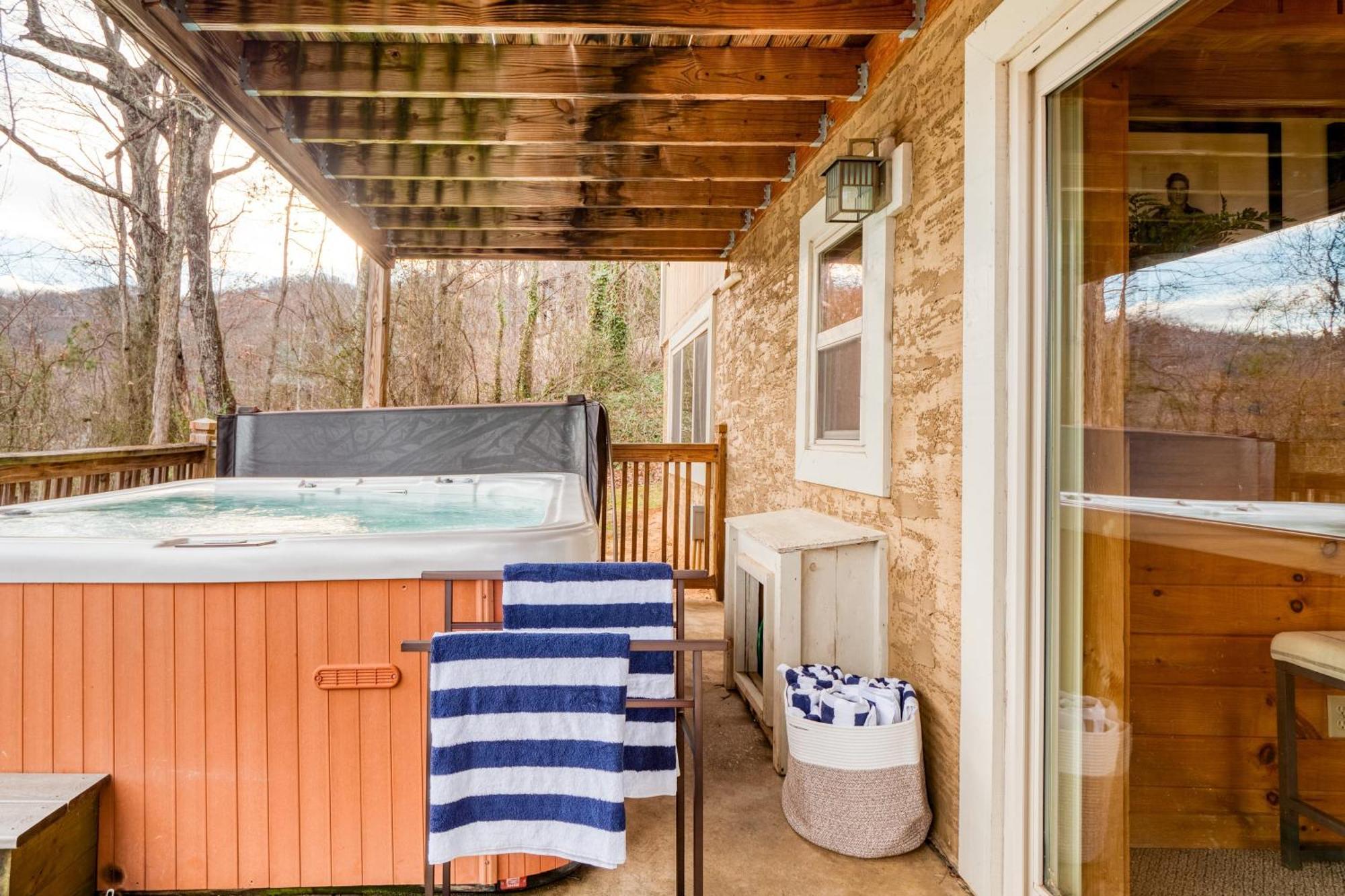 Chestnut By Avantstay Mountain Cabin W Treetop Views Hot Tub Game Room แกตลิงเบิร์ก ภายนอก รูปภาพ