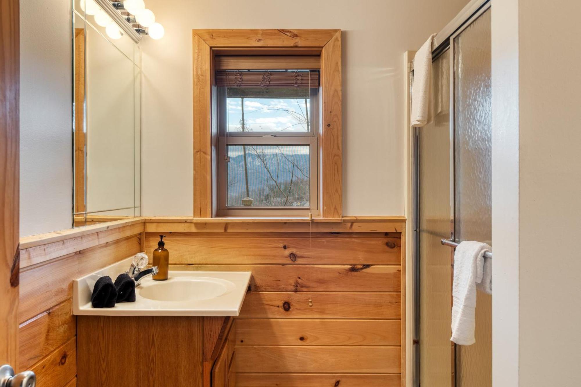 Chestnut By Avantstay Mountain Cabin W Treetop Views Hot Tub Game Room แกตลิงเบิร์ก ภายนอก รูปภาพ