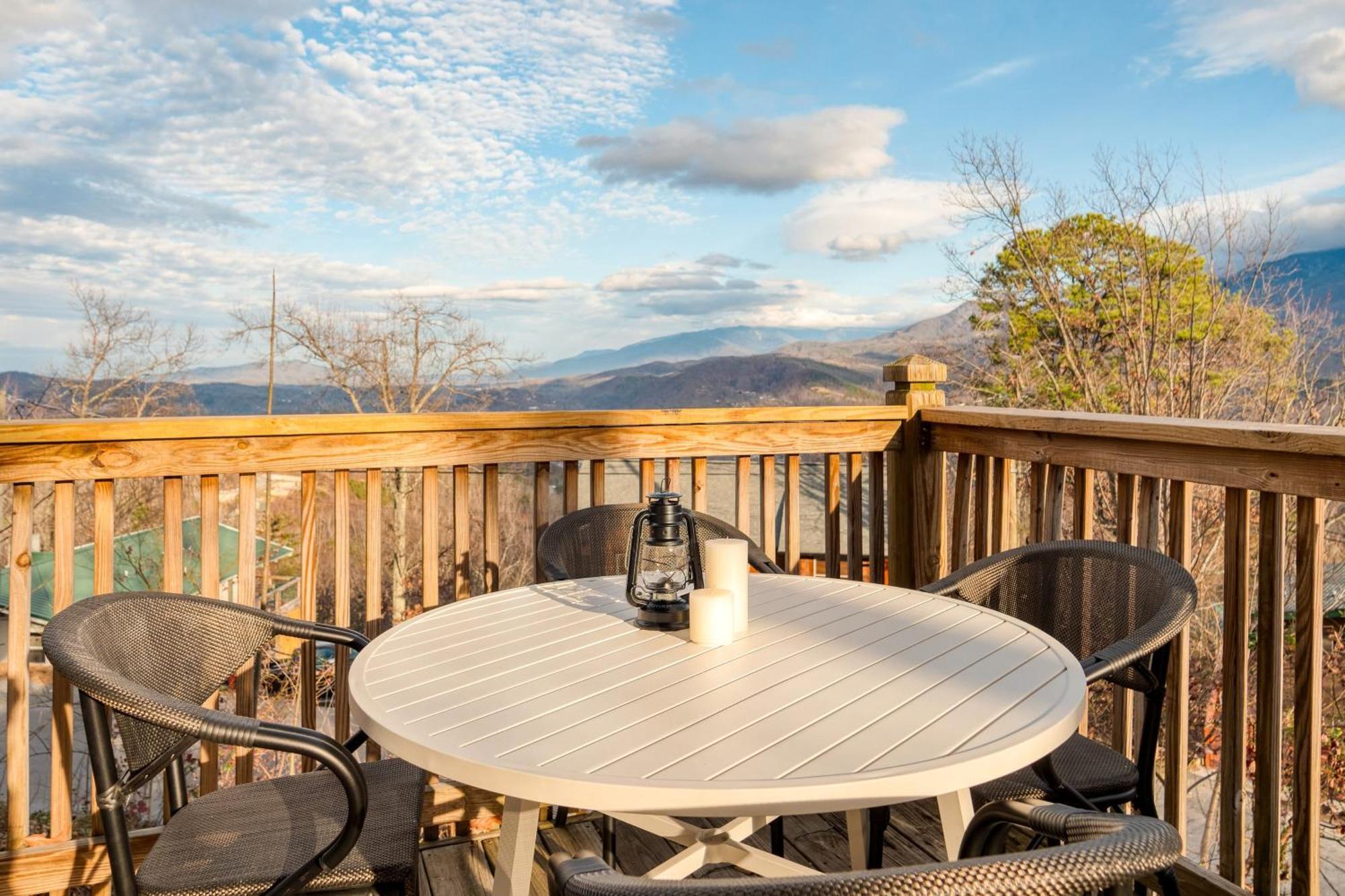 Chestnut By Avantstay Mountain Cabin W Treetop Views Hot Tub Game Room แกตลิงเบิร์ก ภายนอก รูปภาพ