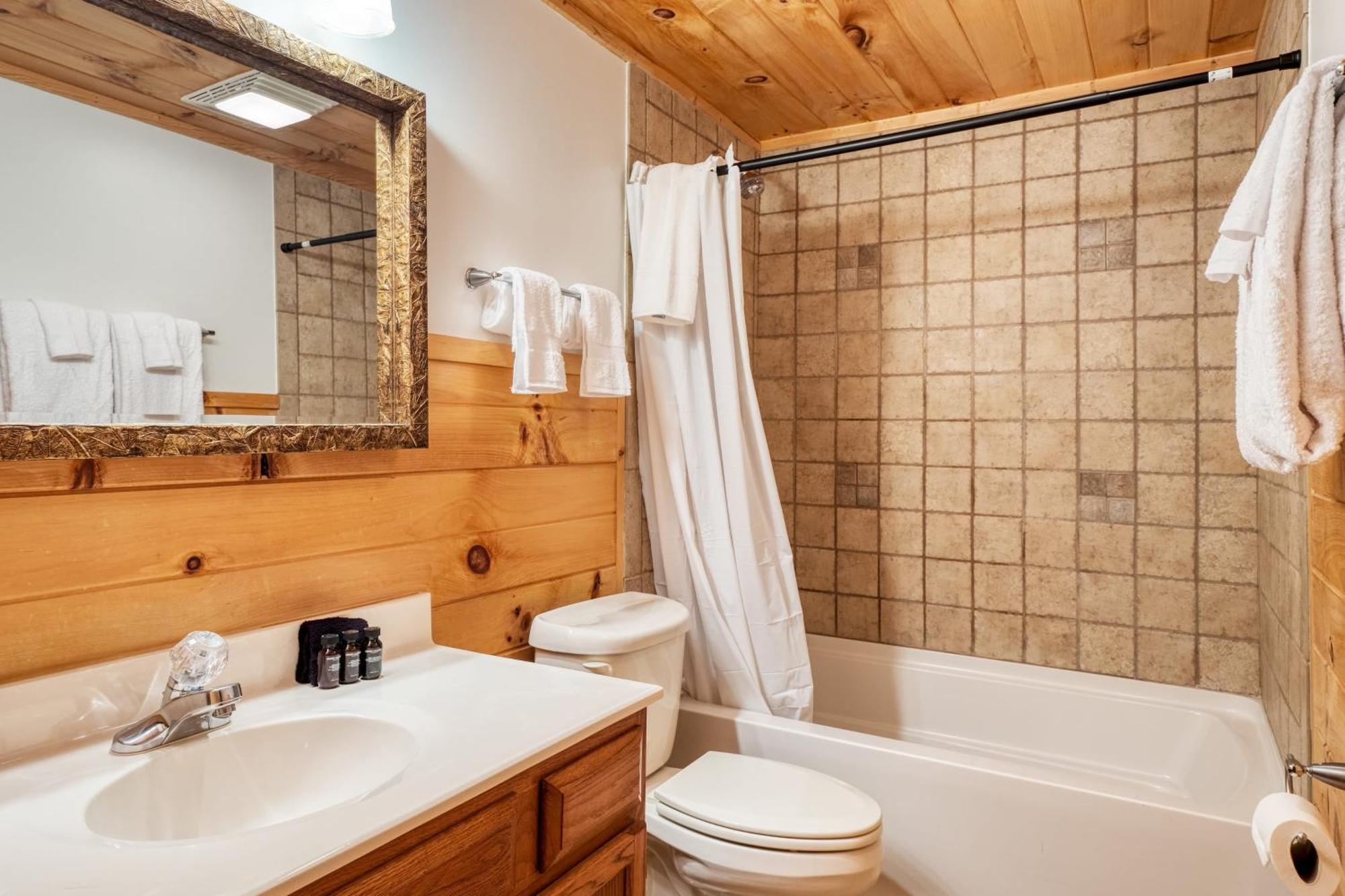 Chestnut By Avantstay Mountain Cabin W Treetop Views Hot Tub Game Room แกตลิงเบิร์ก ภายนอก รูปภาพ