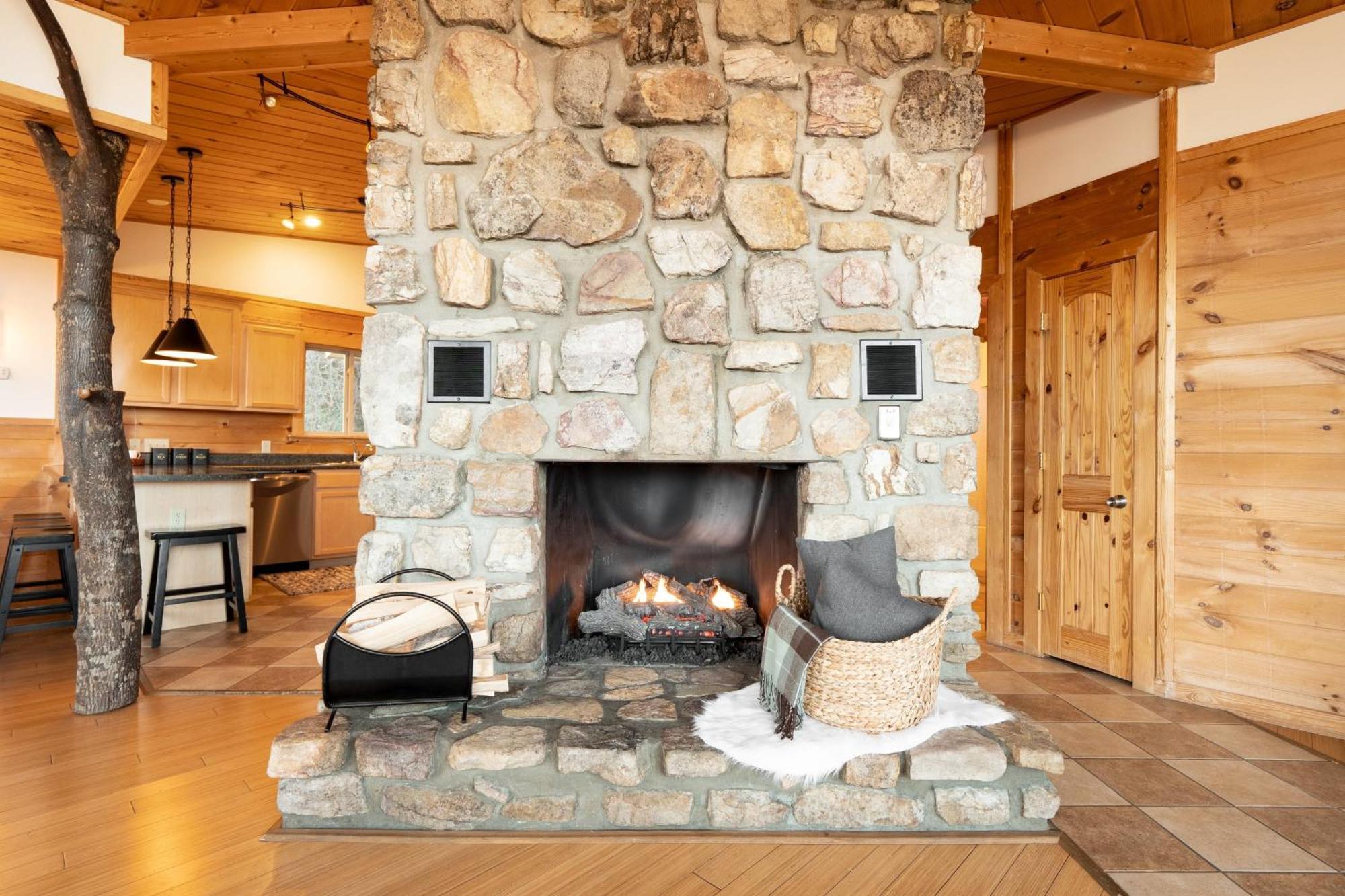 Chestnut By Avantstay Mountain Cabin W Treetop Views Hot Tub Game Room แกตลิงเบิร์ก ภายนอก รูปภาพ