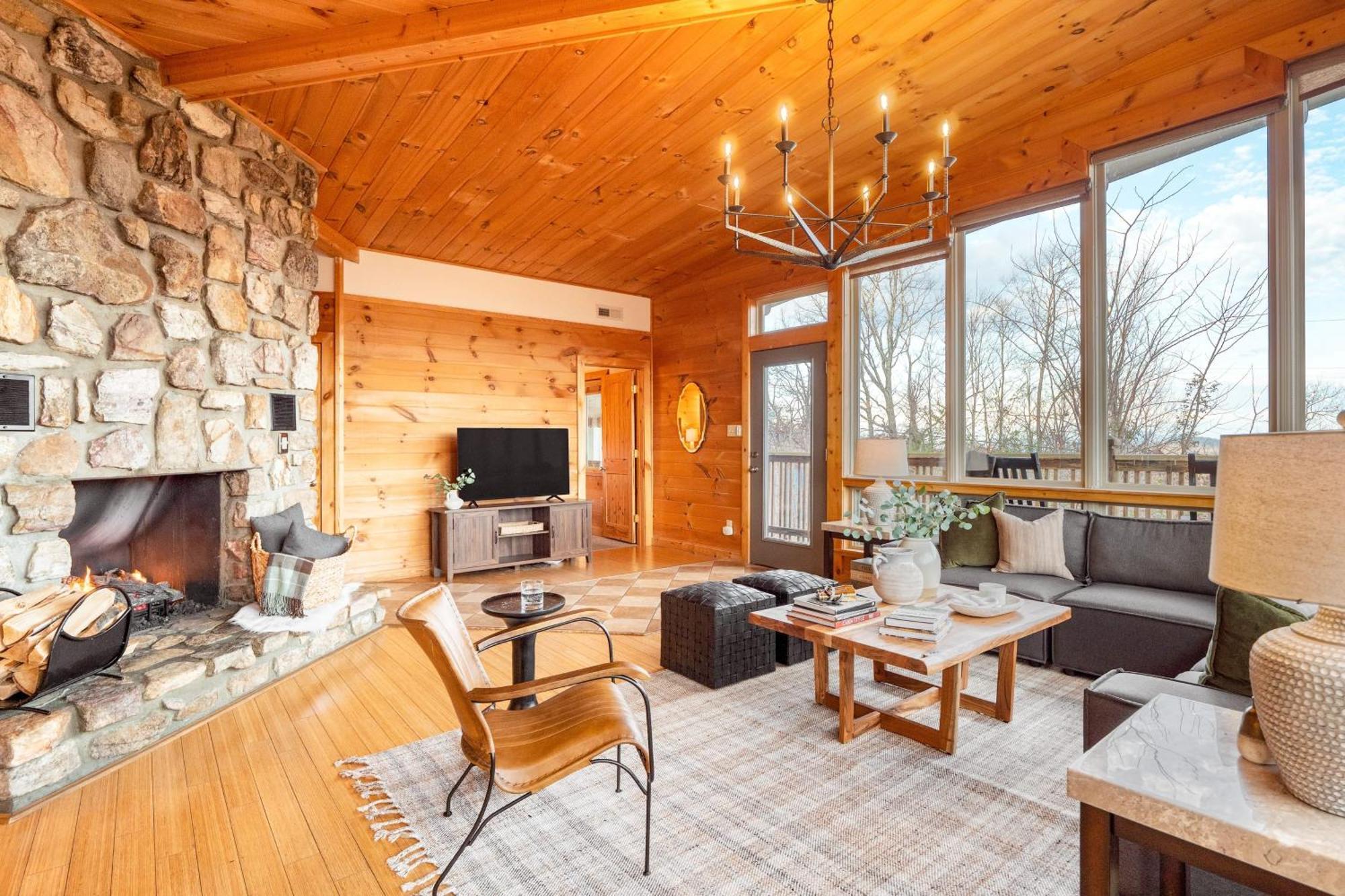 Chestnut By Avantstay Mountain Cabin W Treetop Views Hot Tub Game Room แกตลิงเบิร์ก ภายนอก รูปภาพ