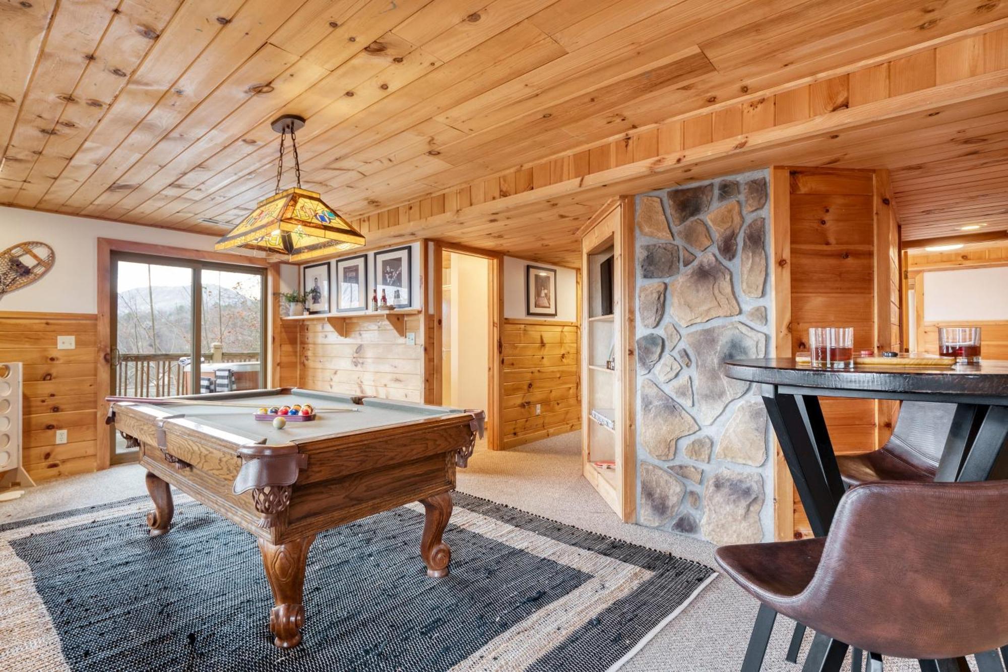 Chestnut By Avantstay Mountain Cabin W Treetop Views Hot Tub Game Room แกตลิงเบิร์ก ภายนอก รูปภาพ