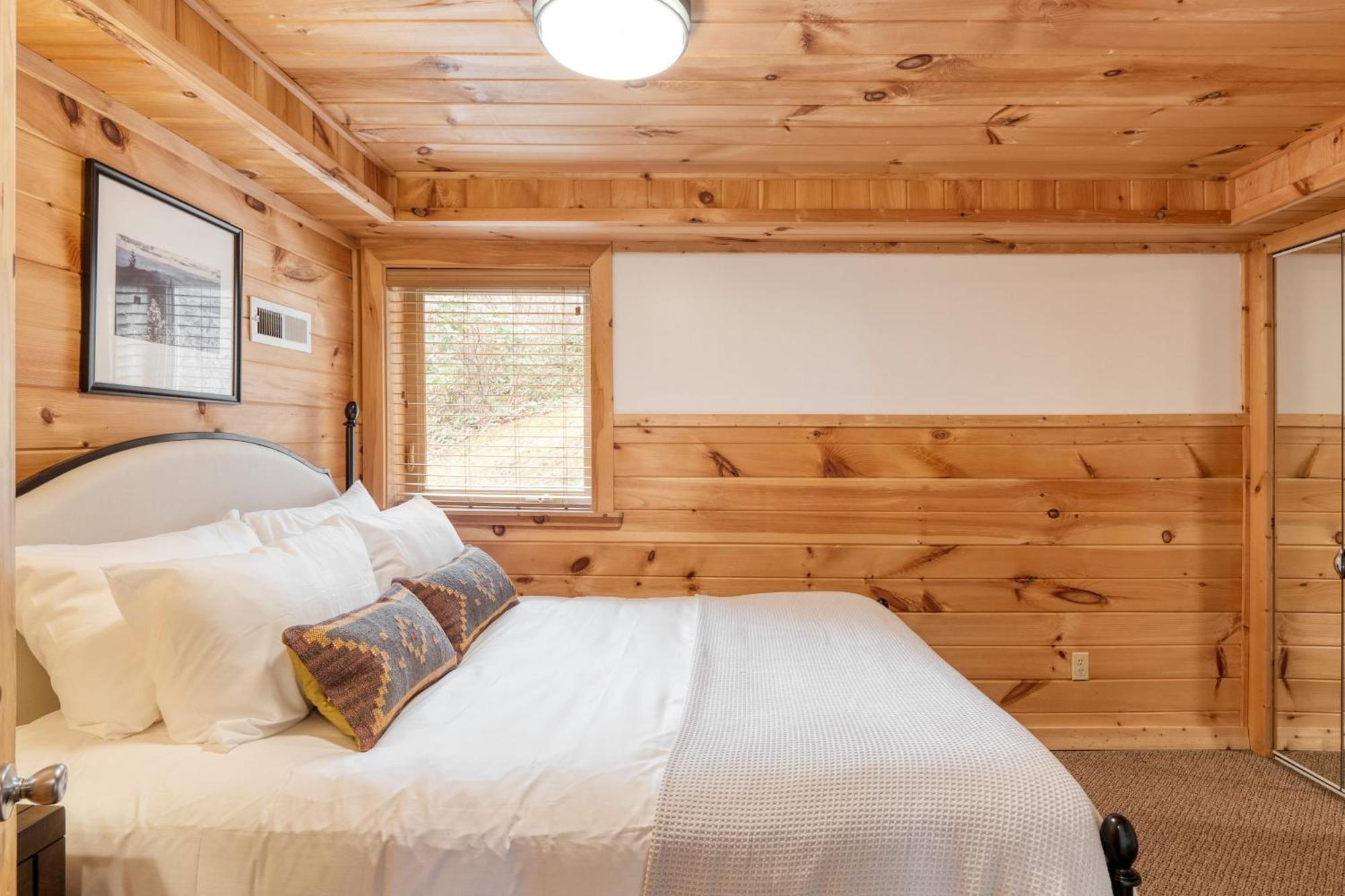 Chestnut By Avantstay Mountain Cabin W Treetop Views Hot Tub Game Room แกตลิงเบิร์ก ภายนอก รูปภาพ